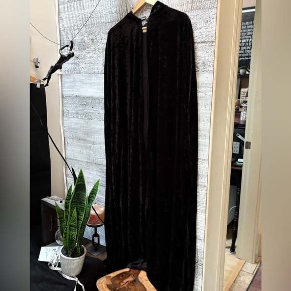 Midnight's Meadow Jackets & Blazers - Midnight's Meadow | Long Heavy Gothic Dramatic Velvet Hooded Cape - O/S, Black
